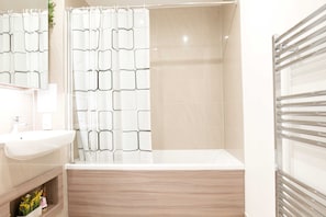 ลักซ์ชัวรี่อพาร์ทเมนท์ | ห้องน้ำ