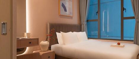 Iron/ironing board, WiFi, bed sheets