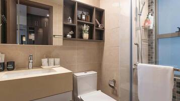 Dusche, Haartrockner, Handtücher, Shampoo