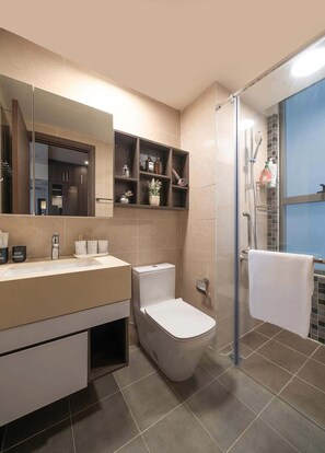 Dusche, Haartrockner, Handtücher, Shampoo
