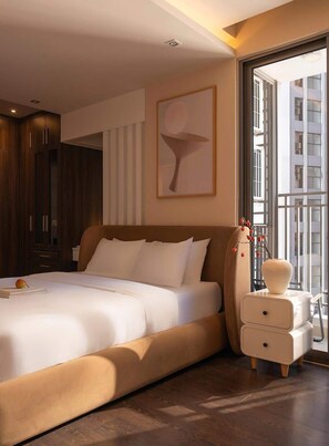 Ein modernes Schlafzimmer mit einem großen Bett, einem Nachttisch und einem Fenster mit Blick auf Gebäude.