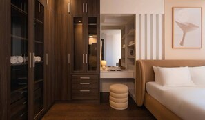 Ein Hotelzimmer mit großem Kleiderschrank, einem Bett, einem Nachttisch und einem Spiegel.