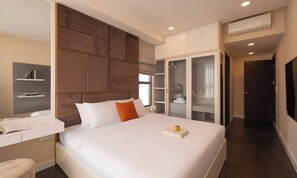A modern hotel room with a large bed, a bedside table, a wardrobe, and a TV. - 3BR+2BA | 4 Beds | Sleeps 11 | Bitexco View | D1 (Thành phố Hồ Chí Minh)