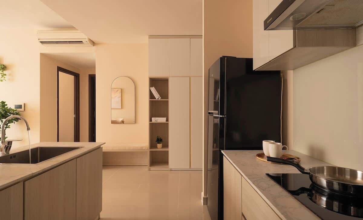 Kühlschrank, Mikrowelle, Herdplatte, Wasserkocher
