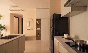 Kühlschrank, Mikrowelle, Herdplatte, Wasserkocher