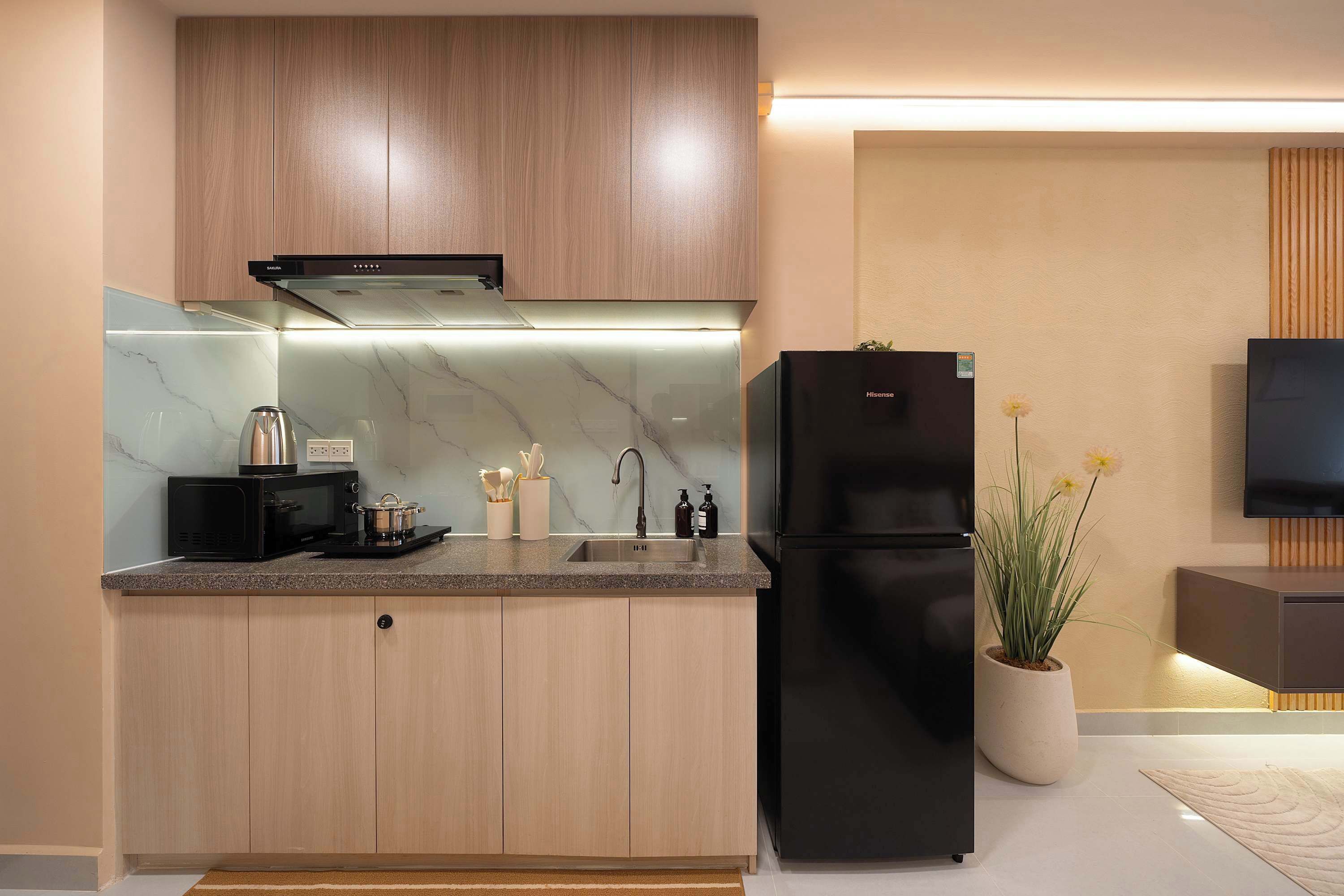 Kühlschrank, Mikrowelle, Herdplatte, Wasserkocher