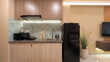 Kühlschrank, Mikrowelle, Herdplatte, Wasserkocher