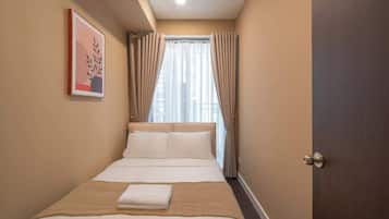 Tabla de planchar con plancha, wifi y ropa de cama