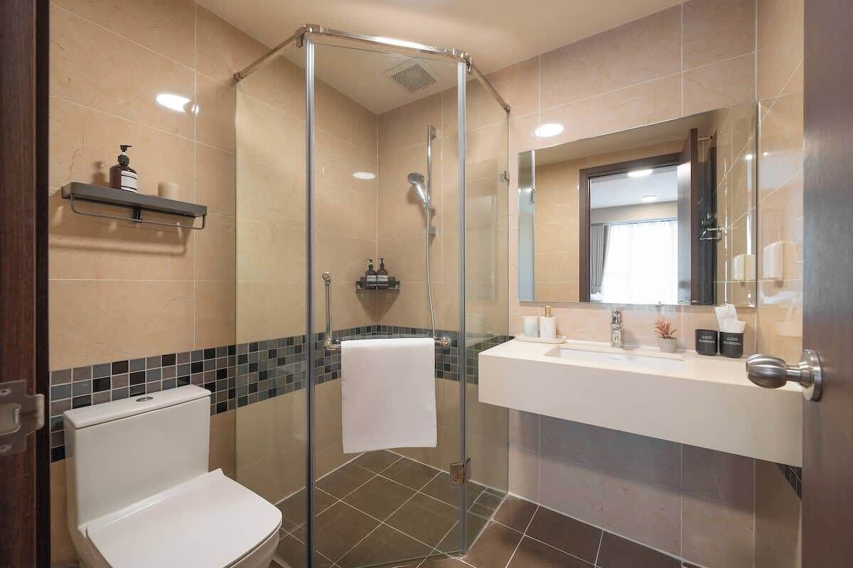 Dusche, Haartrockner, Handtücher, Shampoo