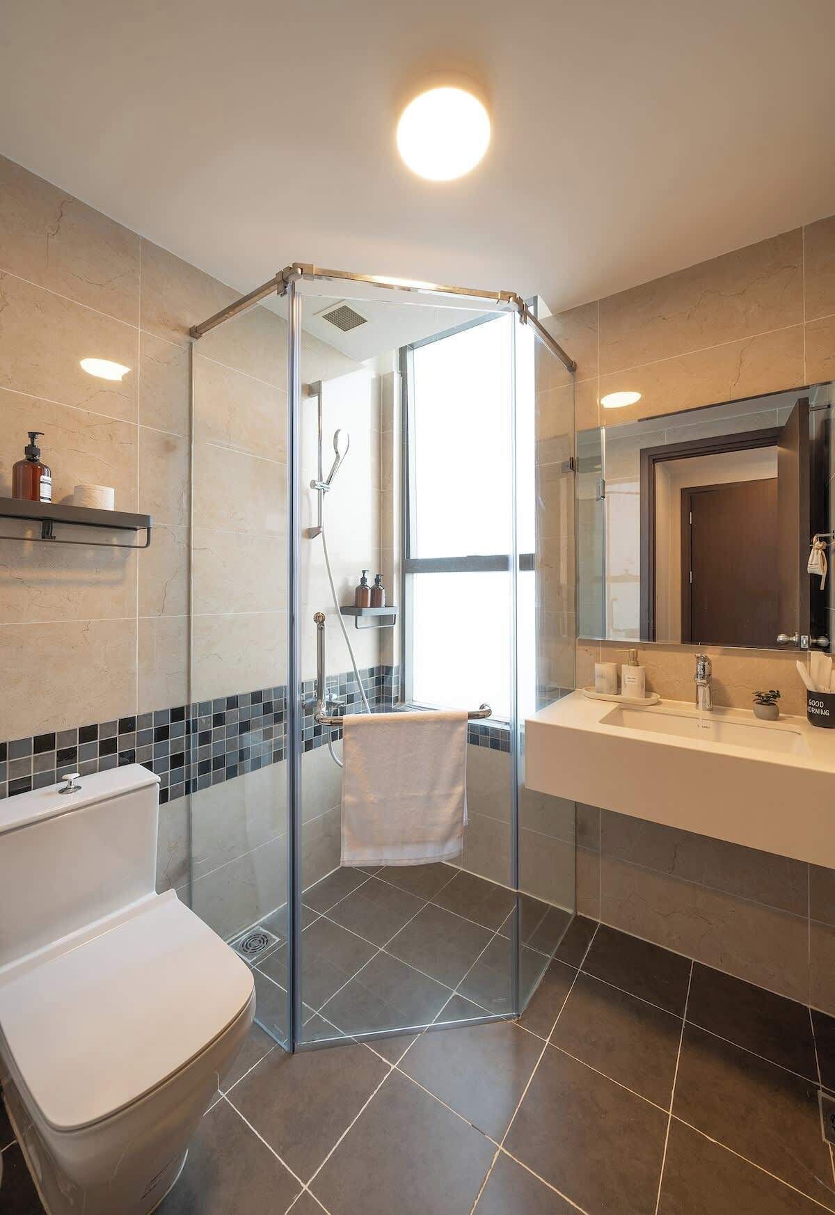 Douche, sèche-cheveux, serviettes fournies, shampoing