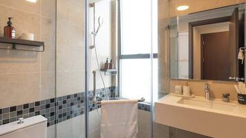 Douche, sèche-cheveux, serviettes fournies, shampoing