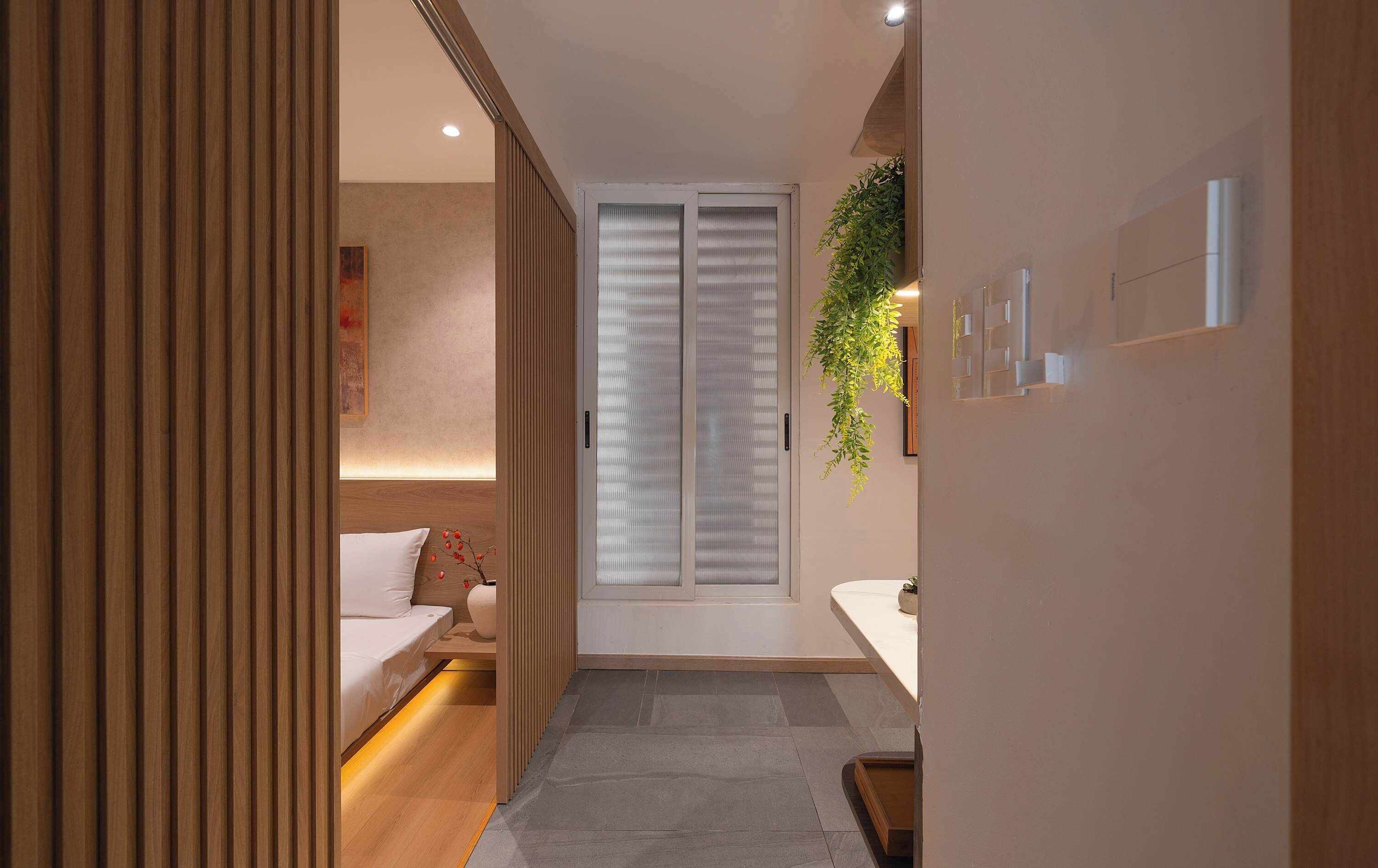 Une salle de bain moderne équipée d’une douche, d’un lavabo et de toilettes.