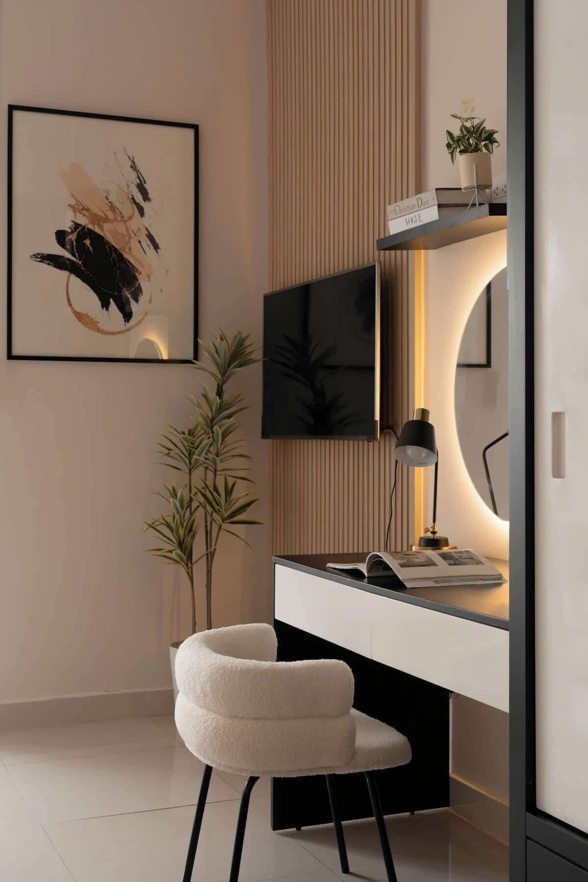 Un espace de bureau moderne comprenant un bureau, une chaise et un grand écran.