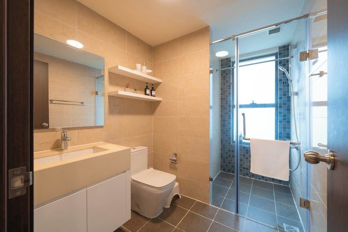 Dusche, Haartrockner, Handtücher, Shampoo