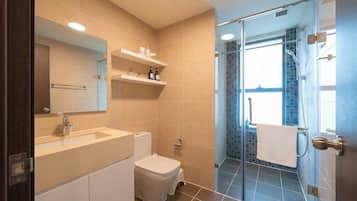 Dusche, Haartrockner, Handtücher, Shampoo