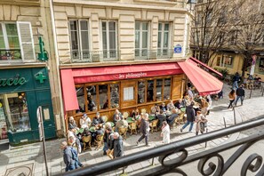 Outdoor dining - Charming apartment in the heart of le marais (Paris)