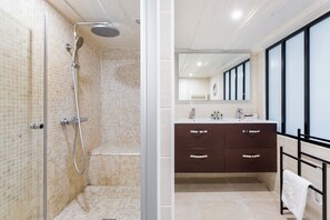 Hair dryer, towels, soap, toilet paper - Charming apartment in the heart of le marais (Paris)