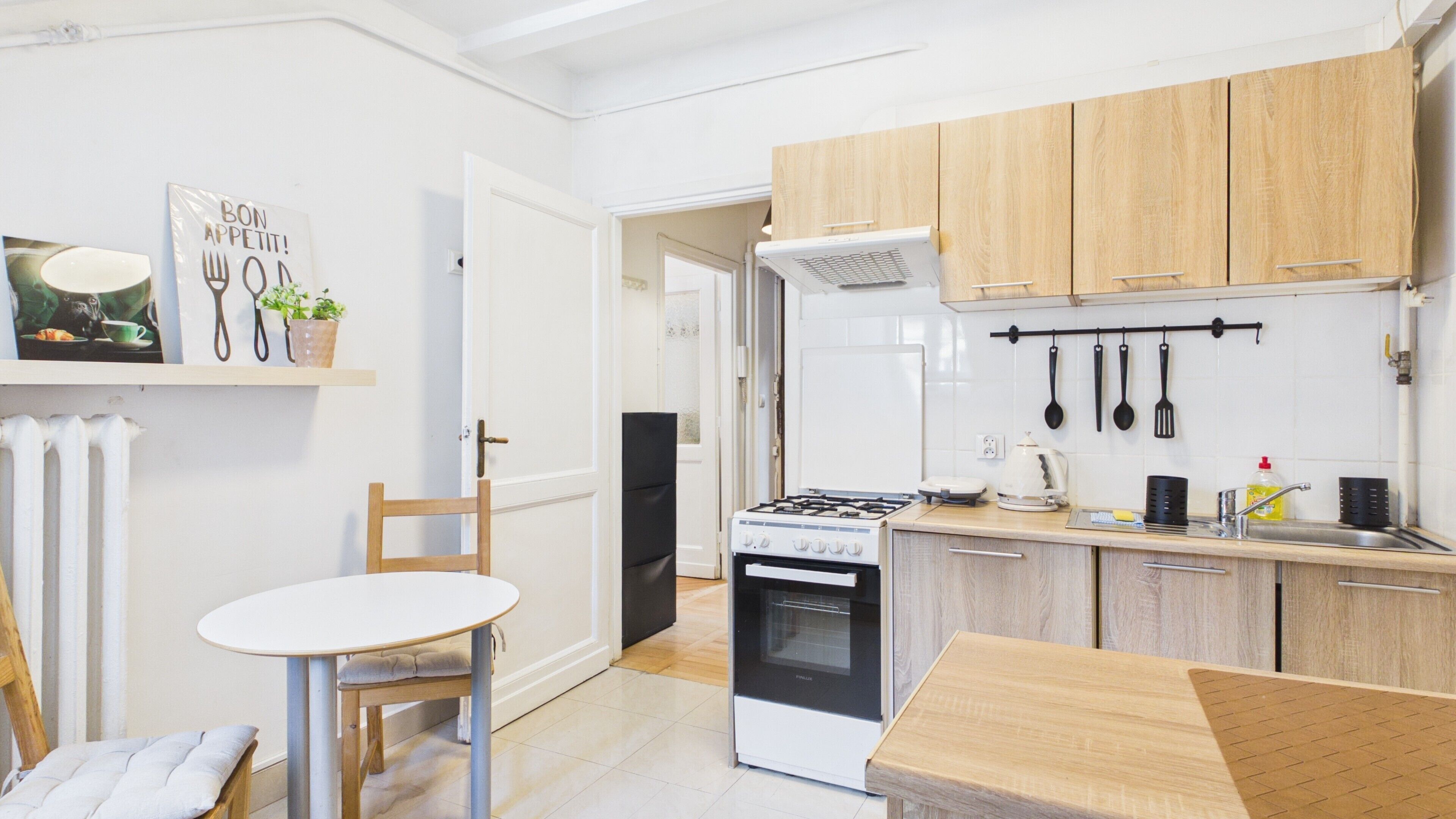 Suite estudio | Cocina privada | Refrigerador, parrilla de estufa y utensilios de cocina 