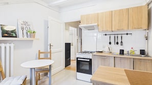 Suite estudio | Cocina privada | Refrigerador, parrilla de estufa y utensilios de cocina 