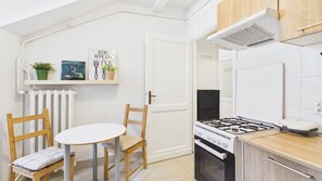 Suite estudio | Cocina privada | Refrigerador, parrilla de estufa y utensilios de cocina 