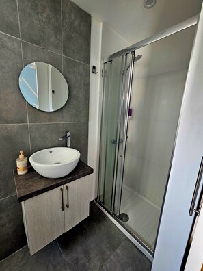 Dusche, Haartrockner, Handtücher, Seife