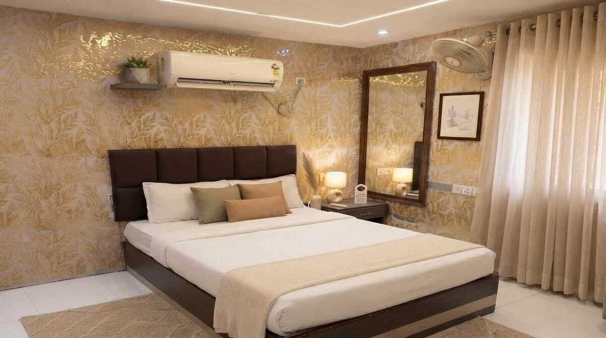 Un dormitorio con una cama grande, una mesita de noche, un equipo de aire acondicionado, un espejo y una ventana con cortinas.