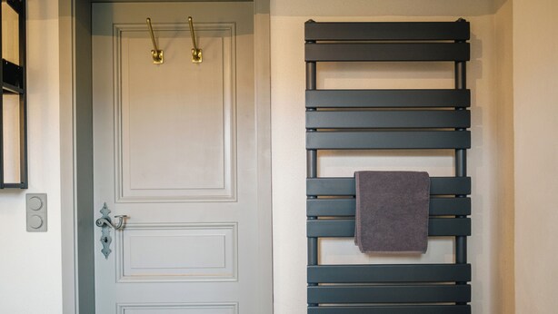 A door with a towel rack and a towel hanging on it. - Hofzehn – for Groups & Families (Trautskirchen)