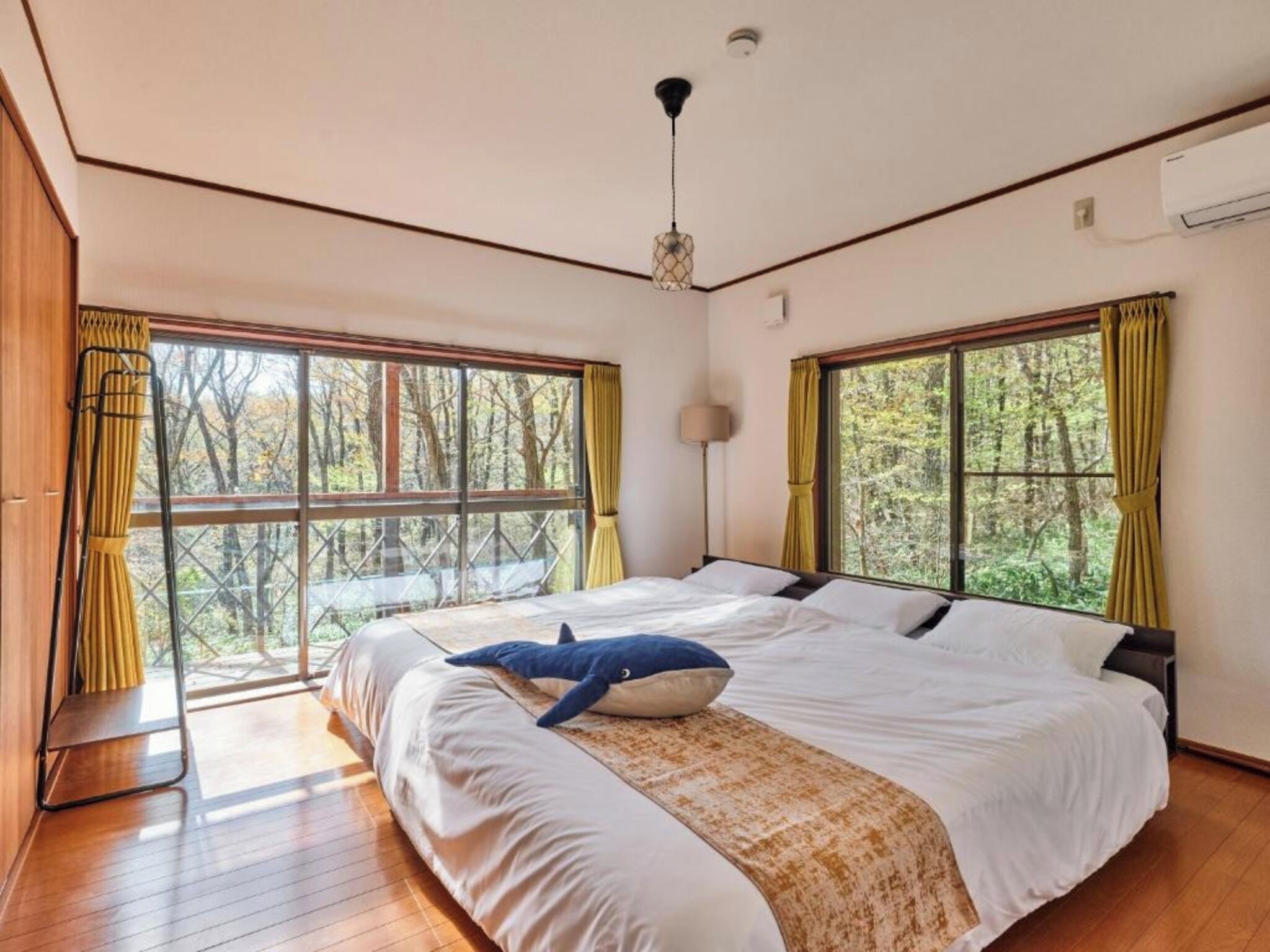 Escritorio, wifi gratis, ropa de cama