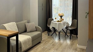 Leilighet – comfort, 1 queensize-seng med sovesofa, badekar, gårdsplassområde | Oppholdsområde