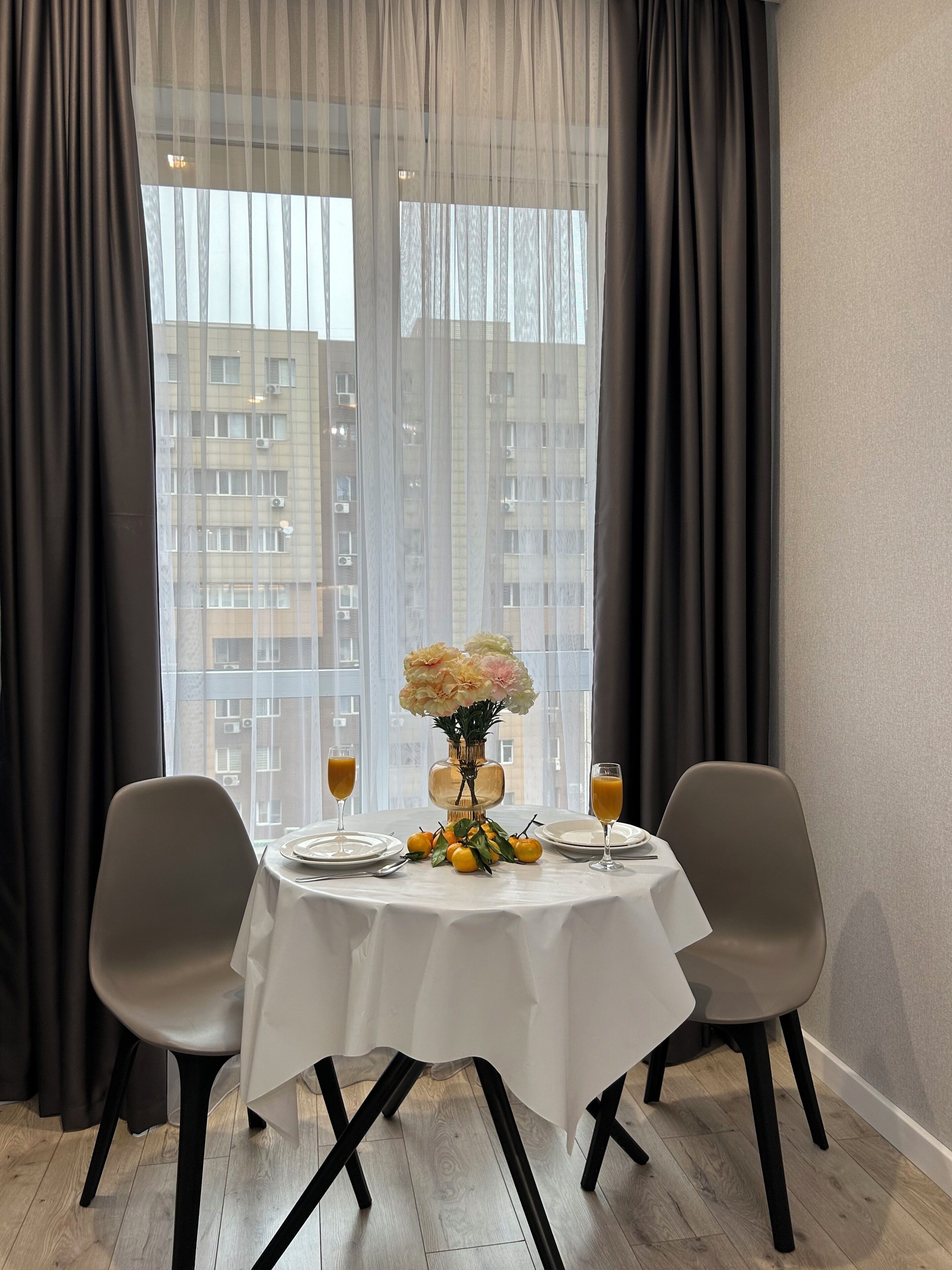 Comfort Apartment, 1 Queen Bed with Sofa bed, Bathtub, Courtyard Area | Dining