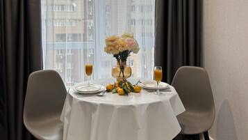 Comfort Apartment, 1 Queen Bed with Sofa bed, Bathtub, Courtyard Area | Dining