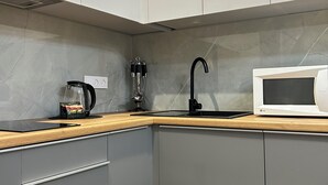 Leilighet – comfort, 1 queensize-seng med sovesofa, badekar, gårdsplassområde | Eget kjøkken