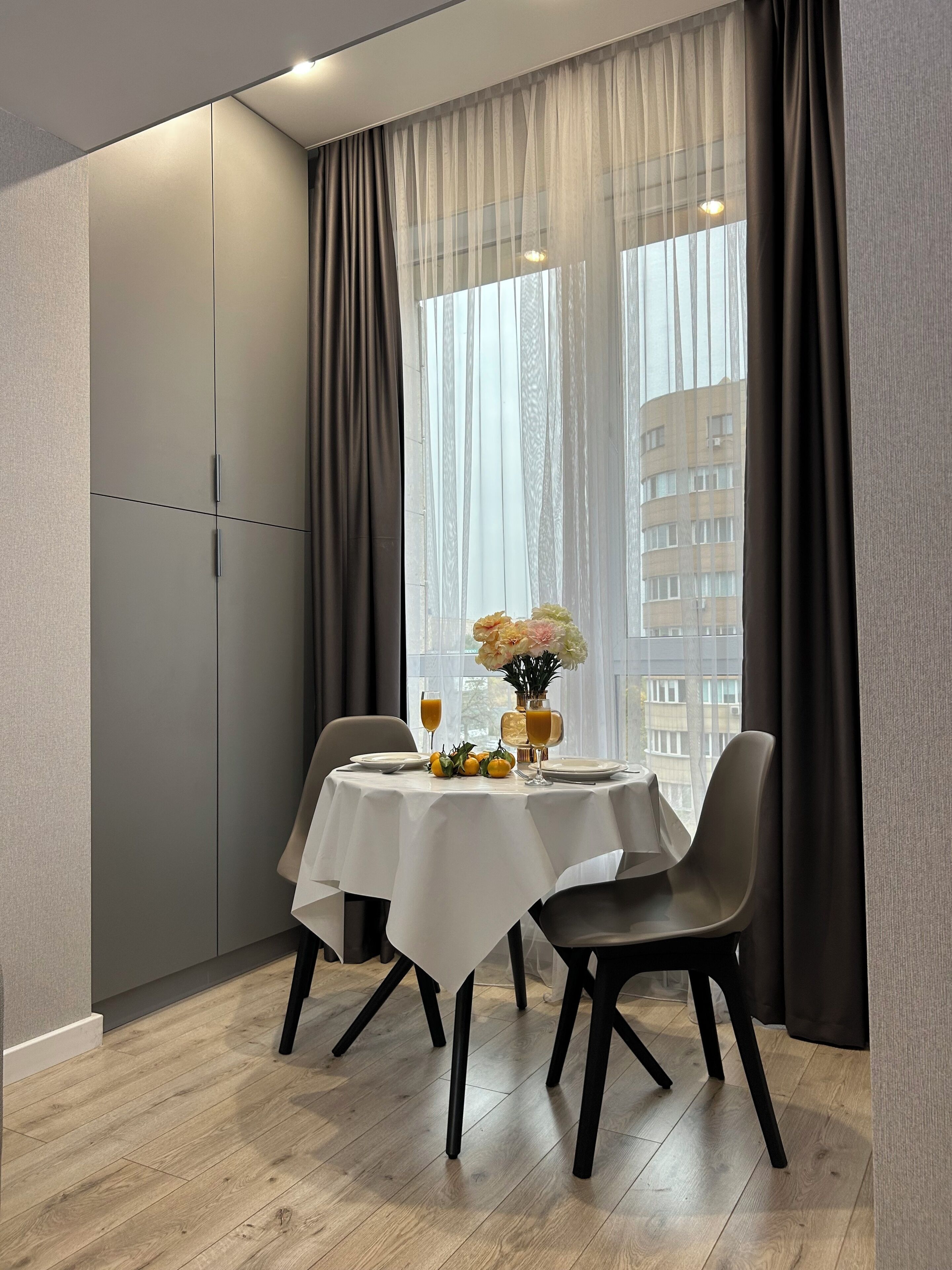 Comfort Apartment, 1 Queen Bed with Sofa bed, Bathtub, Courtyard Area | Dining
