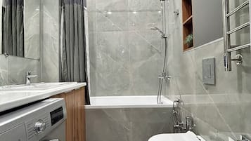 Comfort Apartment, 1 Queen Bed with Sofa bed, Bathtub, Courtyard Area | Bathroom | Slippers
