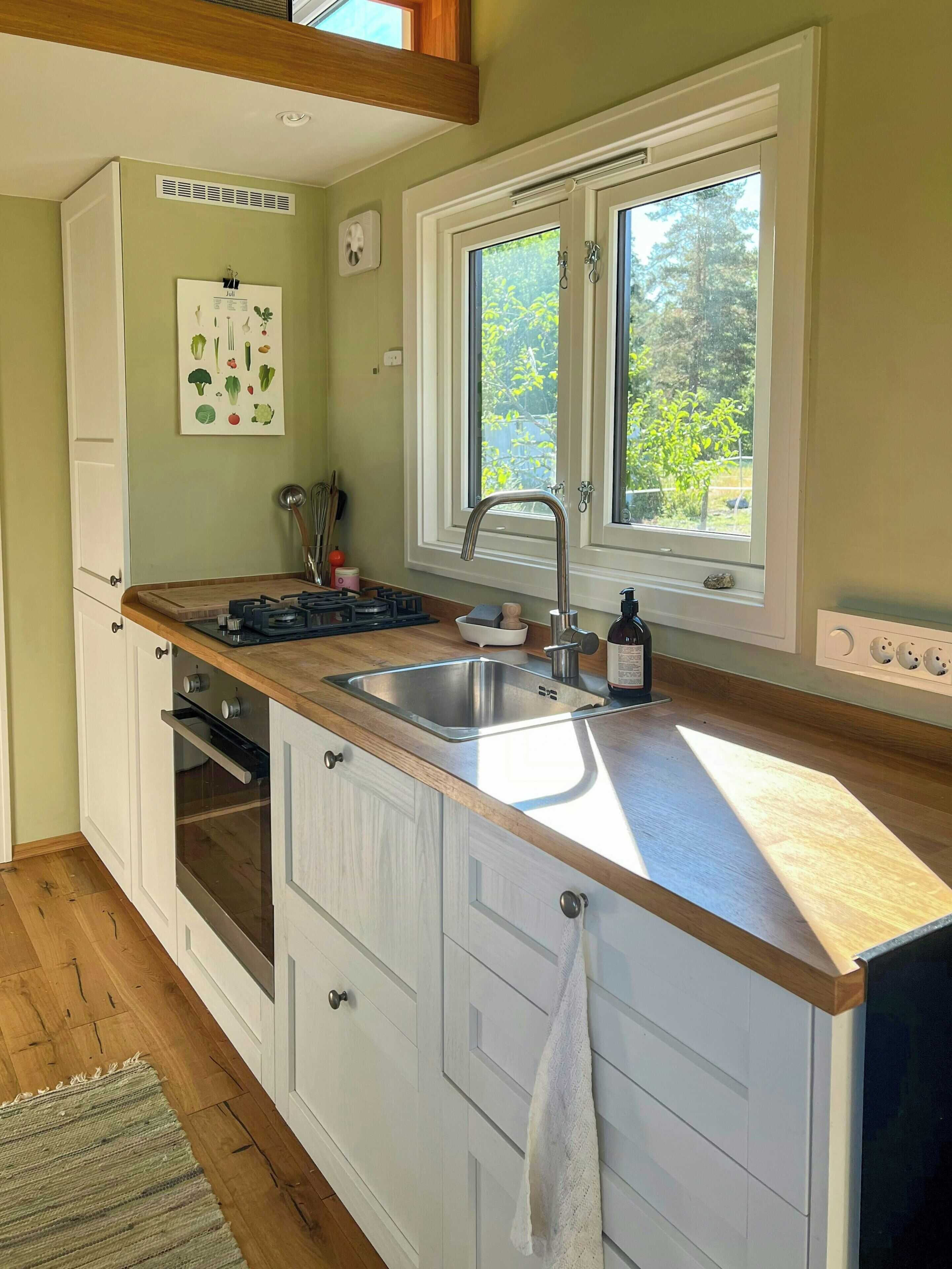Coffee/tea maker, oven