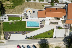 An aerial view of a property with a swimming pool, a covered outdoor seating area, and a parking lot. - Villa Panorama Del Tartufo (Buzet)