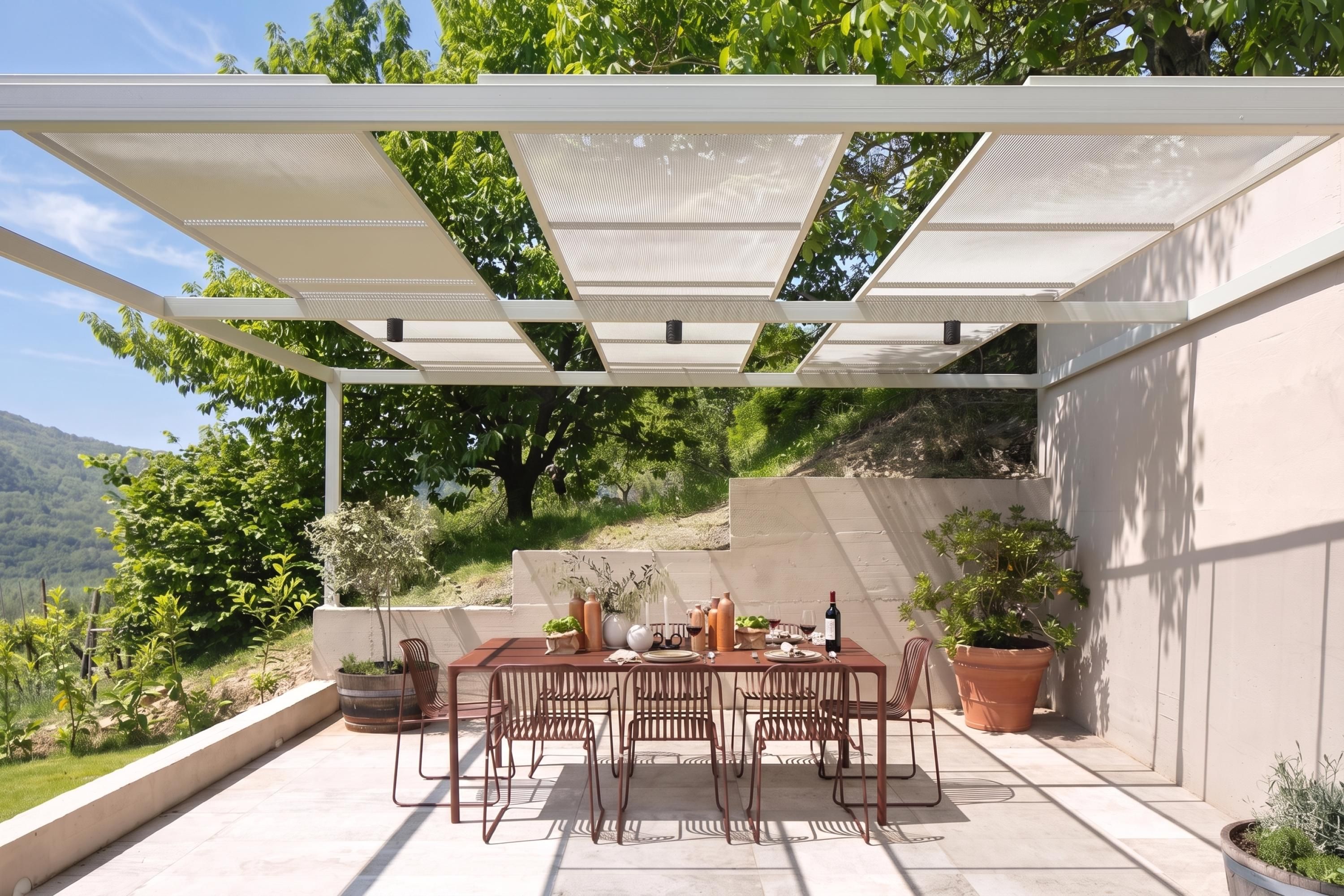 Um pátio externo com mesa posta para refeições, rodeado por cadeiras, e uma pérgola acima.