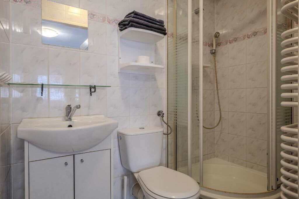 Ducha, toallas, jabón y papel higiénico