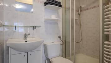 Ducha, toallas, jabón y papel higiénico