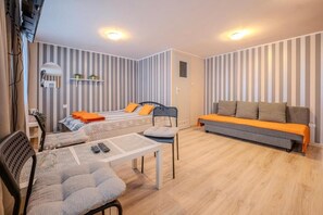 4 人部屋 | WiFi (無料)、ベッドシーツ
