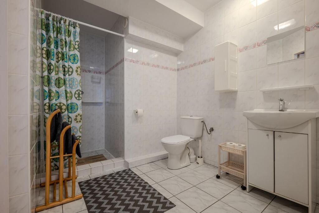 Economy Twin kamer, balkon, uitzicht op bergen | Badkamer | Een douche, handdoeken, zeep, toiletpapier