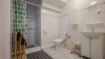 Economy Twin kamer, balkon, uitzicht op bergen | Badkamer | Een douche, handdoeken, zeep, toiletpapier