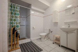 エコノミー ツインルーム バルコニー マウンテンビュー | バスルーム | シャワー、タオル、石鹸、トイレットペーパー