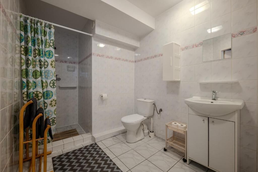 Chambre Économique avec lits jumeaux, balcon, vue montagne | Salle de bain