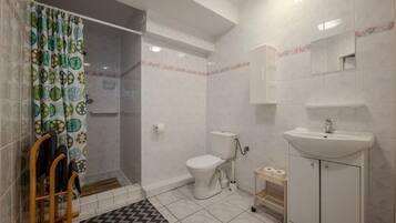 Chambre Économique avec lits jumeaux, balcon, vue montagne | Salle de bain