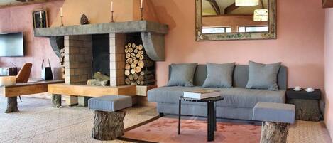 Luxury Suite, Partial Sea View | Living area