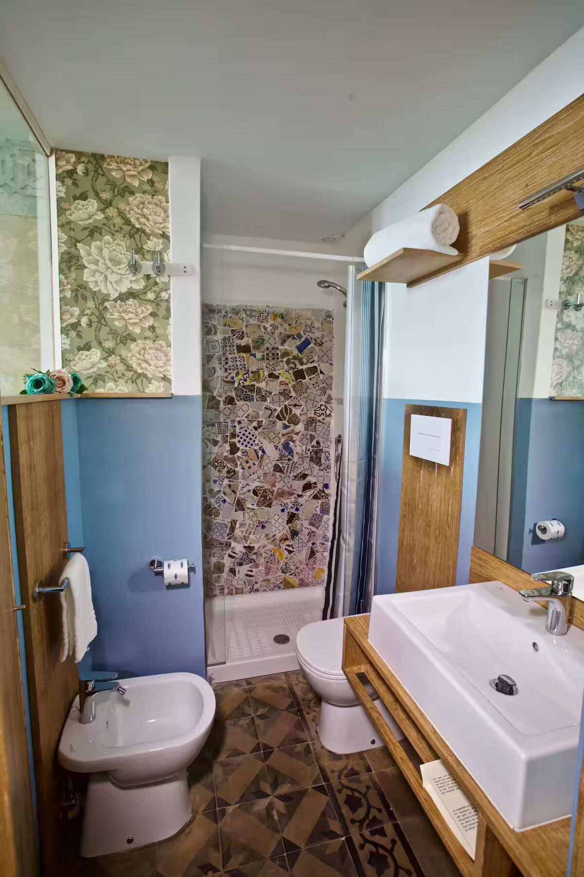 Habitación estándar con 1 cama matrimonial o 2 individuales, vista parcial al océano | Baño