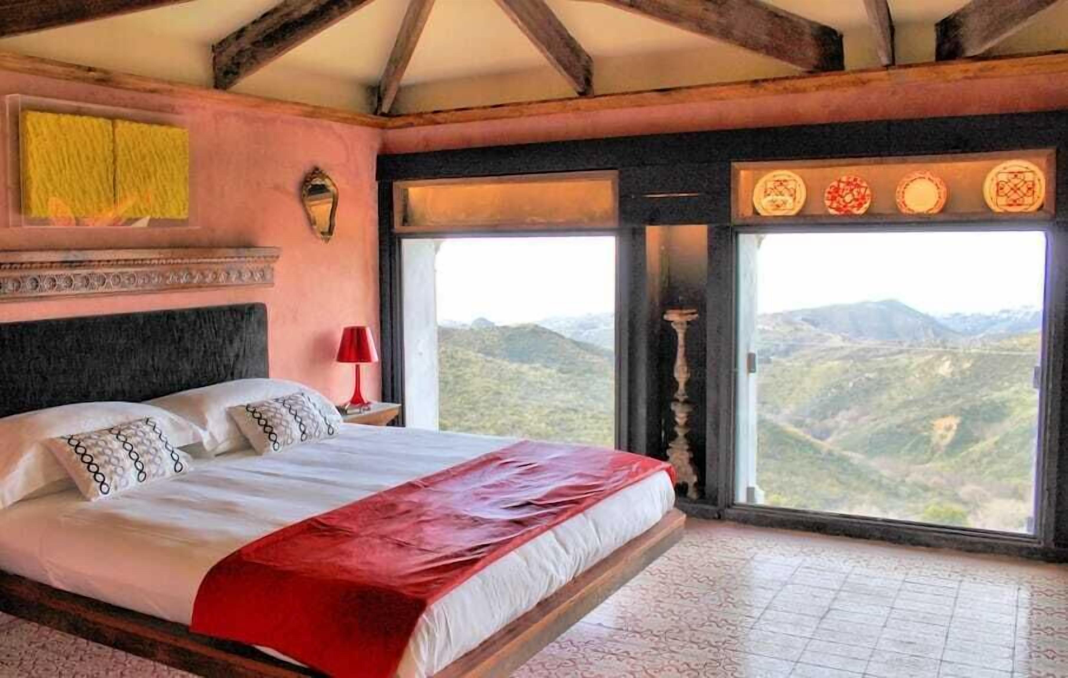 Luxury-Suite, eingeschränkter Meerblick | Schreibtisch, kostenloses WLAN, Bettwäsche