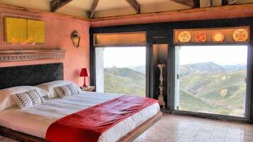 Luxury-Suite, eingeschränkter Meerblick | Schreibtisch, kostenloses WLAN, Bettwäsche