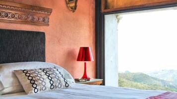 Luxury Suite, Partial Sea View | Meja, Wi-fi percuma, cadar katil